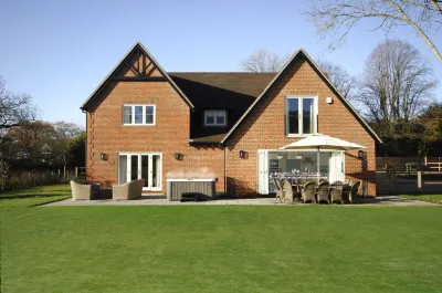 Hayward House Hot Tub Large Garden - from 1100 Per Night Hotels in Henley-on-Thames