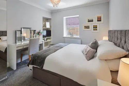 Host & Stay - Brooklands Timeless