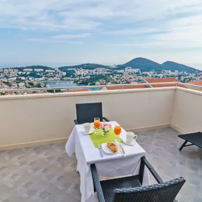 Apartments Villa Dadić Hotel dekat Cathedral of the Assumption of the Virgin Treasury