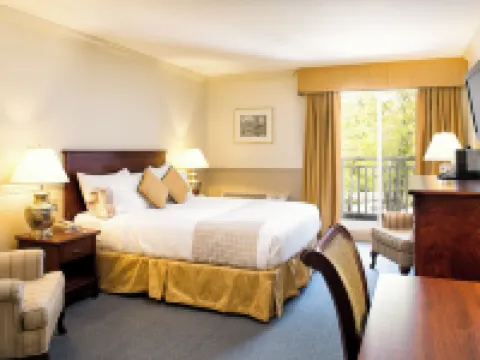 Inn on the Lake Hotels in Fall River