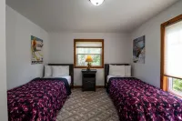 Rare Find - 6 Bdrm Very Private Cottage on 10 Acres, Hot Tub, BBQ, Petfriendly Hotels near Optimist Harbourview Park