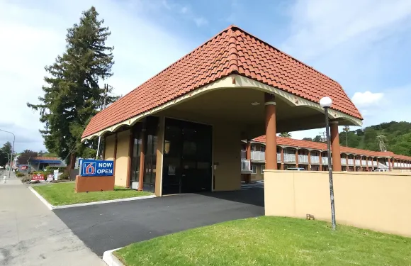 摩泰爾6號馬丁內斯, CA