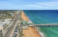 Snowbirds save 50% Clean , pets, beachside apt. Downtown Flagler Beach -Sleeps 4