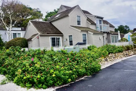 Maushop -  6 Hammock Pond Rd Отели рядом с достопримечательностью «Заповедник Джеу Понд»