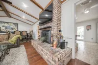 Right At Home-Midland Oasis with pool-billiards