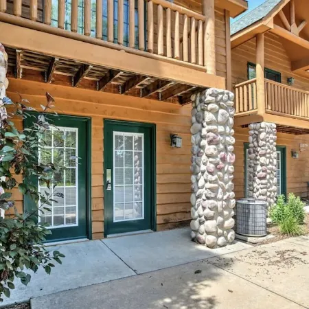 Newer Rustic WiFi Villa by Starved Rock Sleeps 7. A Guest Favorite!!