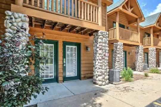 Newer Rustic WiFi Villa by Starved Rock Sleeps 7. A Guest Favorite!! Hotels in 