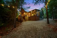 Luxurious Cabin with Hot Tub and Shuffleboard - Charming Woodland Escape
