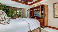 Gourmet Kitchen and Private Lanai - Luxurious Garden View Retreat