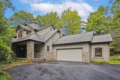 Charming Retreat with Game Room and Scenic Views - Cozy Mountain Haven Hotels in der Nähe von Tweetsie Railroad