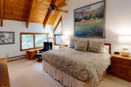 Ideal retreat with private hot tub, large deck, lofted layout & fast WiFi Отели в г. Игл-Вейл