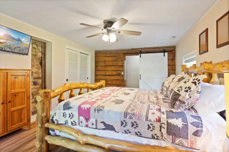 Charming Cabin with Fire Pit and Walking Trails - Inviting Family Retreat