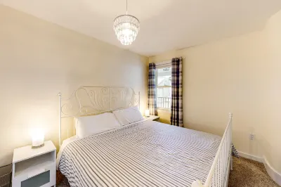 First-floor condo with shared laundry - steps to ski bus pickup, walk to dining Hotels in Weston