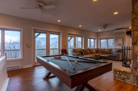 Amazing Mountain Views and Hot Tub - Delightful Retreat Отели в г. Севен Девилс