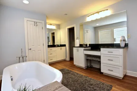 Riverside Escape - Waterfront, Spacious, Sunny Oasis