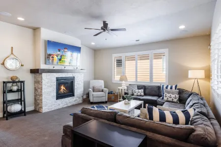 Private Hot Tub, Fire Pit and Community Pool - Luxurious Haven