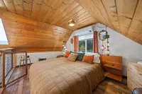 Charming Mountain Cabin with Treetop Views - Cozy Getaway