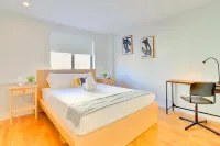 Stylish Apartment with Gym Access - Inviting Comfort and Convenience Hotels in Rosslyn