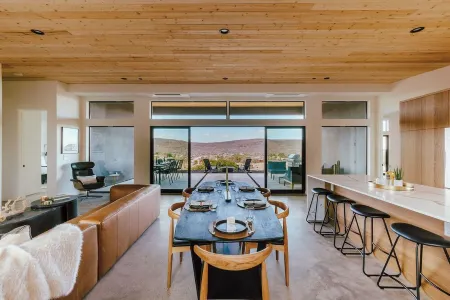 Modern Home with Pool & Spa-walk to Pionertown Отели рядом с достопримечательностью «Пайониртаун»