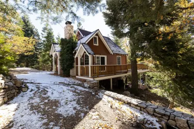 Kitchenette and Workspace Surrounded by Nature - Charming Hideaway 크레스틀린 호텔