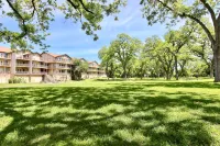 Poolside Access and Hot Tubs for Ultimate Relaxation - Charming Oasis