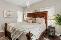 White House on Wisconsin-Upper |Renovated Colonial Revival |Horticultural Hall |Main St |Parking - 2 Hotels in Geneva