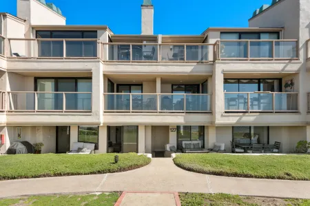 Oceanfront Luxury and Resort Amenities - Stunning Coastal Escape