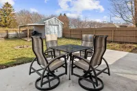 Year-Round Hot Tub and Outdoor Entertainment - Tranquil Retreat