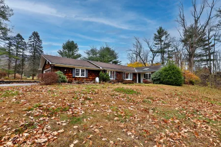 Cozy Fireplace and Lush Garden Oasis - Funky Eclectic Retreat Отели рядом с достопримечательностью «Paramount Theater»