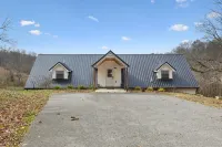 Expansive Outdoor Spaces and Cozy Interiors - Charming Nature Retreat Hotels in Lawrenceburg