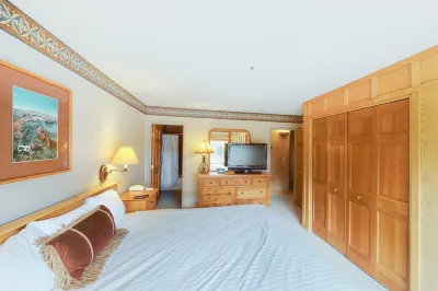 Ski-in/out condo with mountain views, pool, hot tub, sauna, gym & fireplace