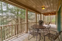 Cozy Cabin with Nature's Wonders - Charming Rustic Retreat Hôtels à : Comte de Fannin