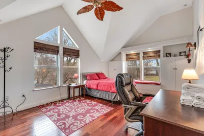 The Lakeside Artist's Retreat Unit - Colchester, VT 3BR, 2BA - Sleeps 8