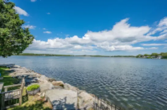 Charming Waterfront Retreat with Beach Access - Cozy Vacation Bliss