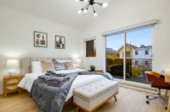 Rooftop Patio and Free Parking Available - Spacious Stylish Retreat Hotels in ballard