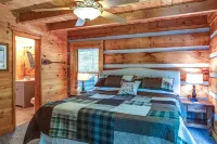 Hot Tub and Breathtaking Long-Range Views - Cozy Charming Retreat