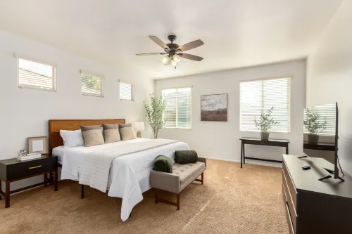 Spacious Backyard with Fire Pit and Fast Wifi - Stylish Modern Escape