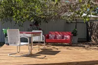 Charming Studio Cottage with Cozy Deck - Inviting Peaceful Getaway