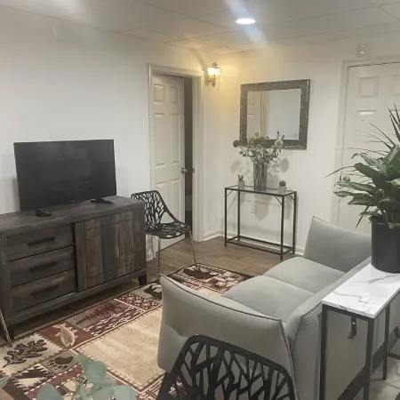 Lovely Cozy 2 Bedroom Apartment