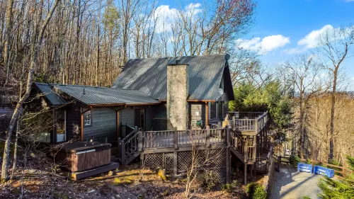 Hot Tub and Breathtaking Mountain Views - Stunning Rustic Retreat Hotels in Fannin County