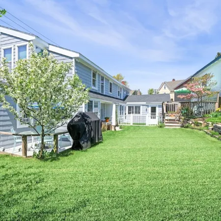 2BR/2BA Harborside Home · Fenced Backyard · Ocean View ·Walk to Rocky Neck+Beach