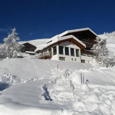 Hotel Cuntera Hotels near Pez Ault
