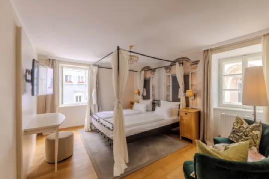 阿瑪迪斯老城酒店