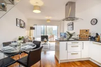Tailored Stays - Cambridge City Duplex Apartments - Balkon