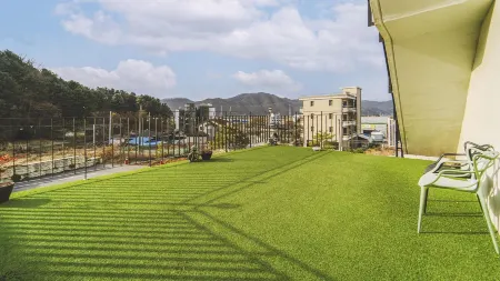 Chuncheon Lio Pension Отели рядом с достопримечательностью «Chuncheon Myeongdong Street»