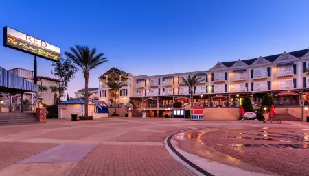 Kemah Boardwalk Inn Отели в г. Кема