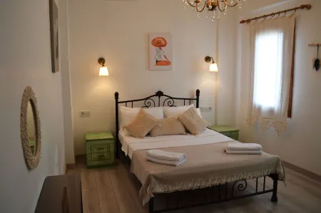 4 Oda House - Eski Datca Отели рядом с достопримечательностью «Can Yücel Sokağı»