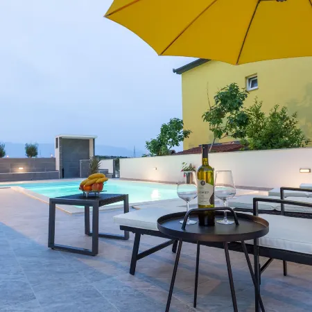 Lucky Luke Pool Apartments