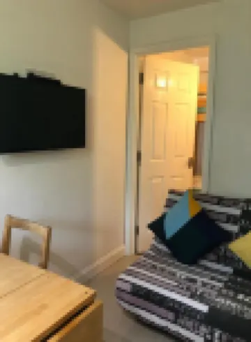 Small Modern Comfortable 2 Bedroom Apartment Cmyr