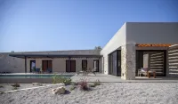 Theros Estate 3- 3 Bed Hoteles cerca de Steel-Design